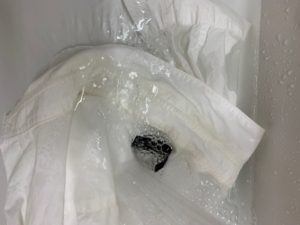 シャワーでシャツを洗い流す